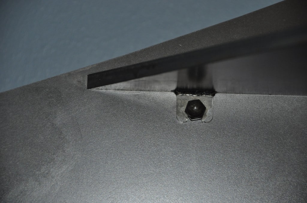 procédé soudé vissé sous un escalier