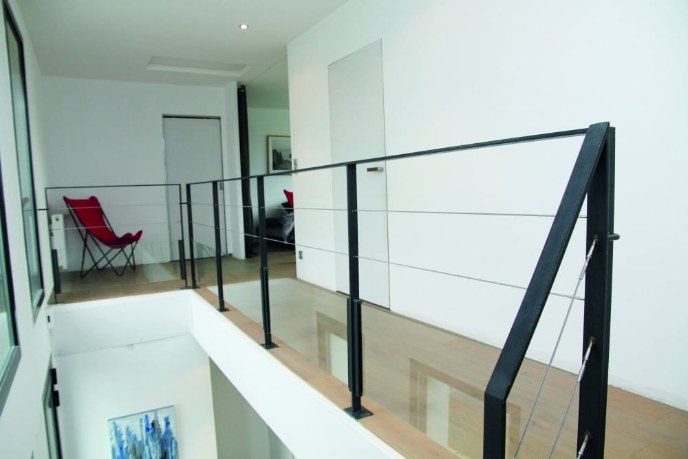 Garde-corps en métal et en verre